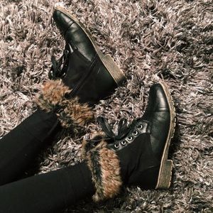 Lace up combat boots with fur